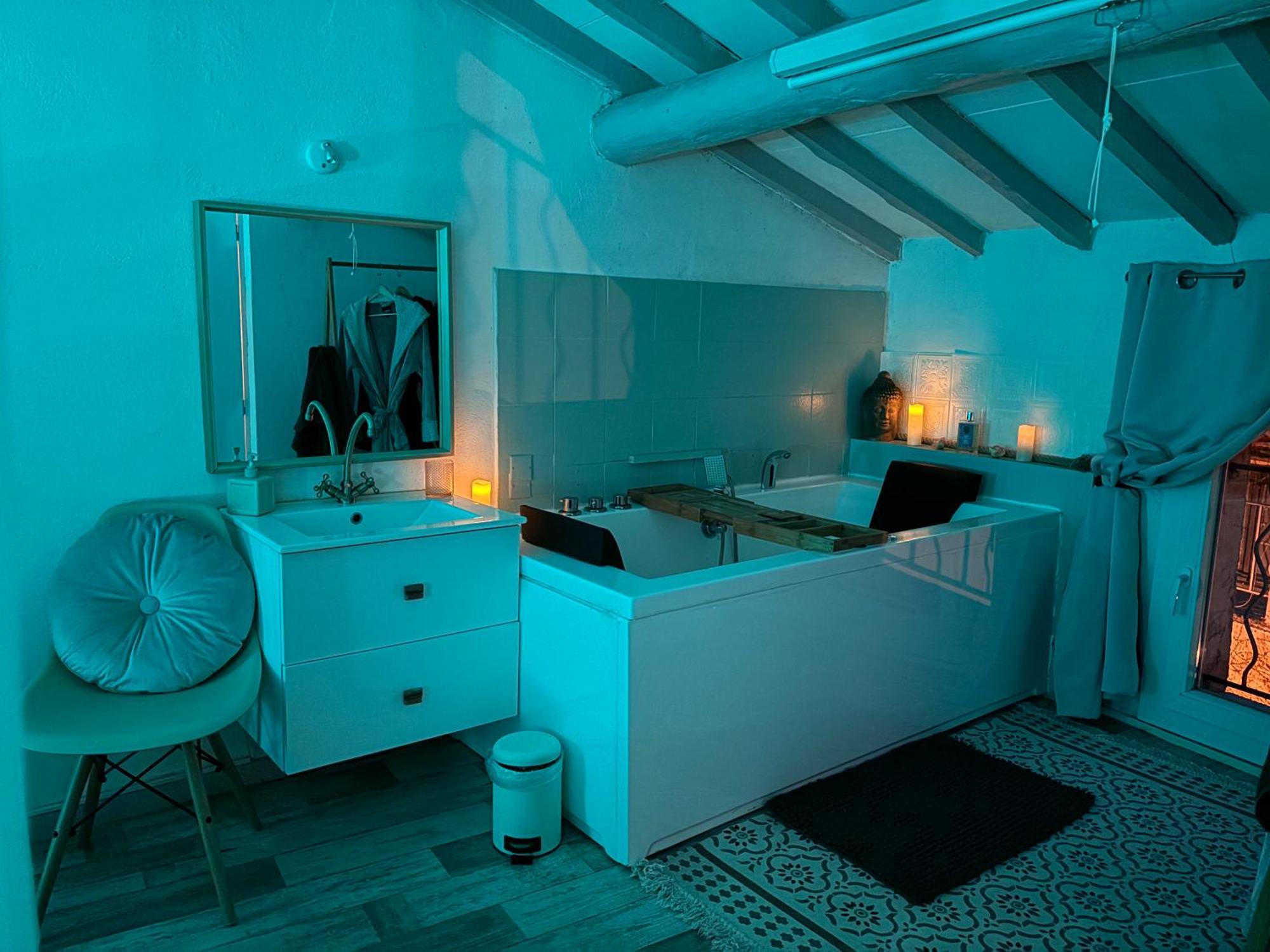 Le Barroux Love Appart Balneo Jacuzzi Romantique Insolite מראה חיצוני תמונה